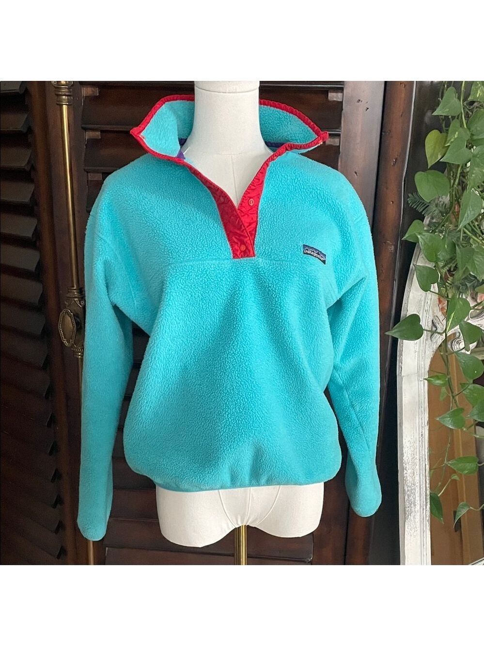 Girls Patagonia Turquoise Thick Fleece with Red Trim Size 10 GUC fits generously